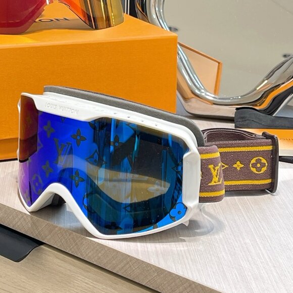Louis Vuitton Ski Goggles with Monogram - Picture 2 of 6